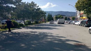 Yolun karşısına geçerken minibüsün çarptığı yaşlı adam ağır yaralandı
