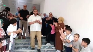 Yozgatta 30 yıllık öğretmen sevgi koridoru ile uğurlandı