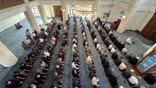 Yüksekovada bayram namazında vatandaşlar camileri doldurdu