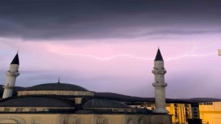 Yüksekovada cami minareleri arkasında çakan şimşeklerden görsel şölen