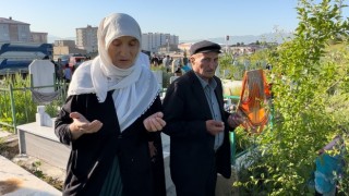 Yüksekovada vatandaşlar bayram namazı sonrası mezarlıklara akın etti