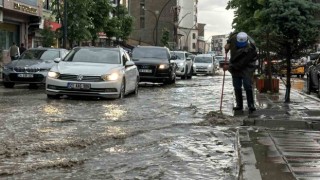 Yüksekovada yollar göle döndü