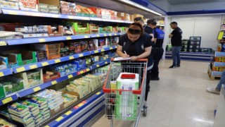 Zabıta ekiplerinden zincir marketlere sıkı denetim