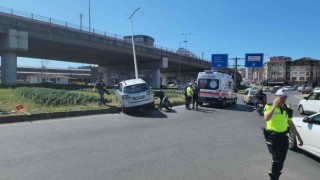 Zonguldakta otomobil direğe çarptı: 4 yaralı