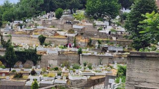 Zonguldakta vatandaşlar arife günü mezarlık ziyaretleri yaptı