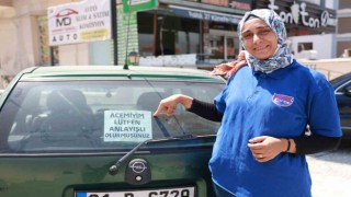 14 yıldır ehliyeti olmasına rağmen araç kullanamayan kadın, Acemiyim. Lütfen anlayışlı olur musunuz notu sayesinde korkusunu yendi