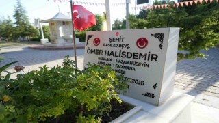 15 Temmuz kahramanı Şehit Ömer Halisdemirin kabri ziyaretçi akınına uğruyor