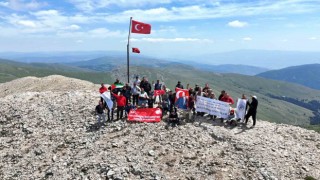 2 bin 587 rakımlı dağın zirvesinde 15 Temmuz şehitlerini andılar