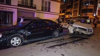 2 otomobil çarpıştı: 5 yaralı