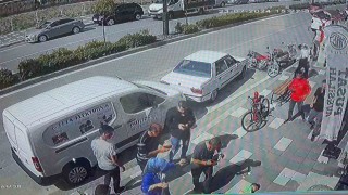 2 yaşındaki bebek ikinci kattan aşağı düştü: O anlar kameraya yansıdı