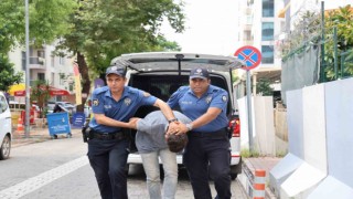 20 yaşında 53 yıl hapis cezasıyla aranan suç makinesi Adanada parkta yakalandı