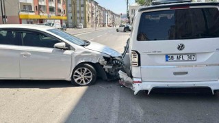 2si çocuk 5 kişinin yaralandığı kaza güvenlik kamerasına yansıdı