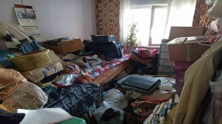 4 Ton çöp çıkan evi temizlenip yaşanabilir hale getirildiler