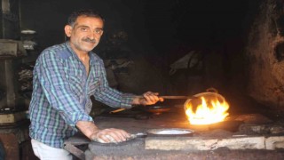40 derece sıcakta babadan kalma kalaycılık mesleğine devam ediyor