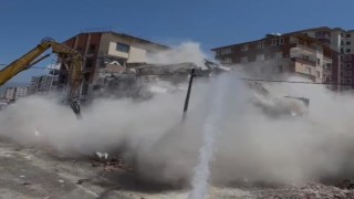 6 katlı bina iş makinesinin darbesiyle yerle bir oldu