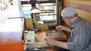70 yıllık kuyumcu mesleğini aşkla yapıyor