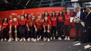 A Milli Kadın Voleybol Takımının Paris yolculuğu başladı