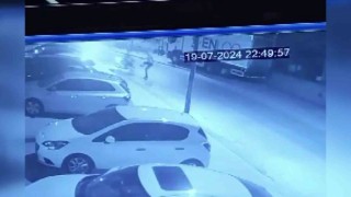 Adanada dur ihtarına uymayan motosikletli, polise çarptı... O anlar kamerada