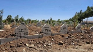 Ağabey, kardeş ve çocukları yan yana defnedildi
