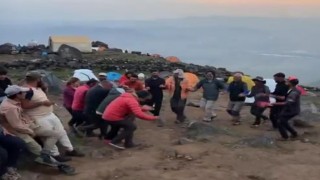 Ağrı Dağı zirvesine çıkan 3 kişiden haber alınamıyor