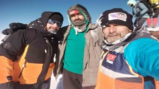 Ağrı Dağında dağcılar kar ve fırtınaya rağmen zirveye ulaştı