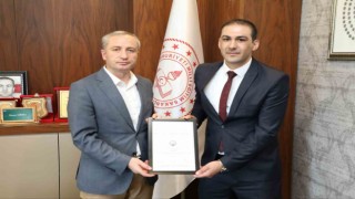 Ağrı Milli Eğitim Müdürü Kökrek, Nesim Zariçe Avrupa Okul Akademisi Kurs Tamamlama Sertifikasını takdim etti