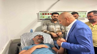 Ağrı Valisi Koç trafik kazasında yaralanan vatandaşları ziyaret etti
