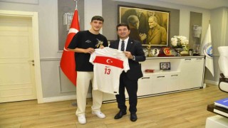 Ahmetcan Kaplan, Milli Takım formasını Başkan Kayaya hediye etti