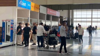 Ajet, Diyarbakırda yolcuları saatlerce uçakta beklettikten sonra indirdi