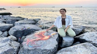 Akdeniz kıyısındaki dalga kıran kayalar ressam eliyle renkleniyor