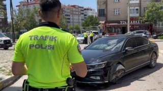 Aksarayda bir sürücü kaza yapmamak için manevra yapınca kaldırıma çarptı