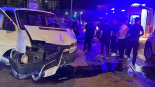 Aksarayda minibüs ile otomobil çarpıştı: 3 yaralı