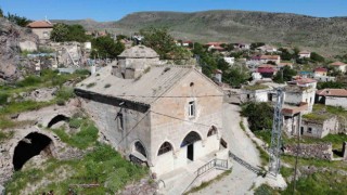 Aksaraydaki 244 yıllık kiliseden çevrilen cami imam bekliyor
