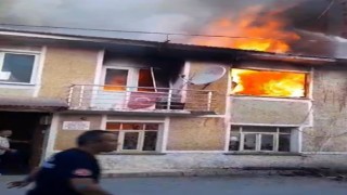 Alev alev yanan evde mahsur kalan yaşlı kadını komşuları kurtardı