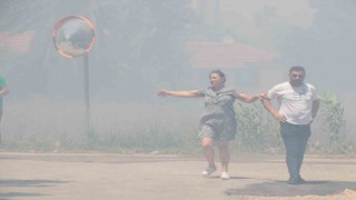 Alevlerin arasında kaldı, yine de görevini bırakmadı