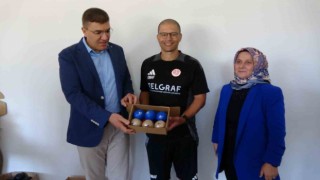 Alex de Souza, kadın girişimcilerin top dikim atölyesinde incelemelerde bulundu