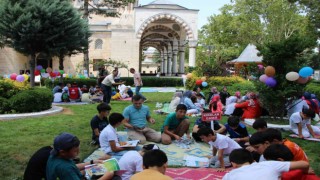 Amasyada çocuklar cami bahçesinde kitap okudu