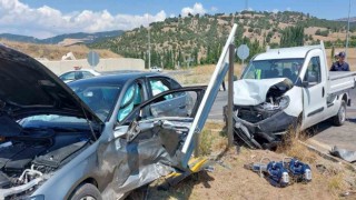 Amasyada otomobil ile hafif ticari araç çarpıştı: 6 yaralı