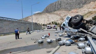 Amasyada tüp yüklü kamyon devrildi: 1 ağır yaralı