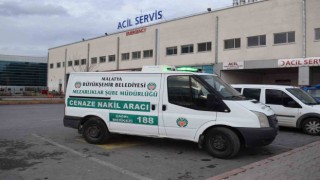 Ambulansın çarptığı kadın öldü