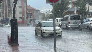 Aniden bastıran sağanak hayatı olumsuz etkiledi