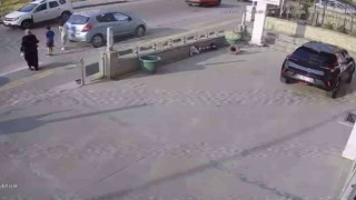 Aniden yola atlayan çocuğa otomobilin çarptığı an kamerada