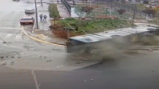 Ankarada 7 kişinin yaralandığı otobüs kazası kamerada
