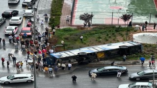 Ankarada belediye otobüsü devrildi: 5 yaralı