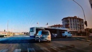 Ankarada otobüs ile hafif ticari araç kavşakta çarpıştı: 5 yaralı