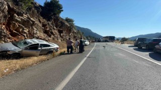 Antalyada 4 araç birbirine girdi: 4 yaralı
