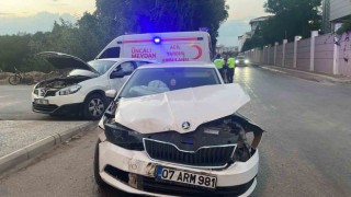 Antalyada iki otomobil kafa kafaya çarpıştı: 1 yaralı