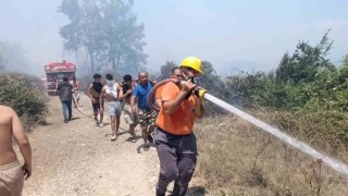 Antalyada mezarlık yangını ormana sıçradı, mahalleliyi alarma geçirdi