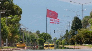 Antalyada rekor sıcaklık nedeniyle sokaklar boşaldı, sahiller doldu