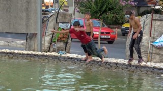 Antalyada sıcaktan bunalan hurdacı çocuklar deniz gözlüklerini takıp soluğu süs havuzunda aldı